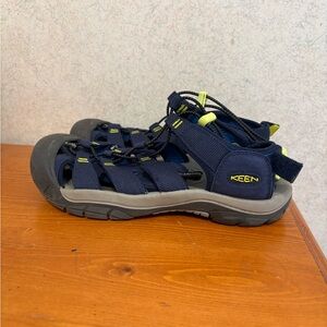 KEEN Kids' Newport Boundless Sandal
Size 6 navy blue